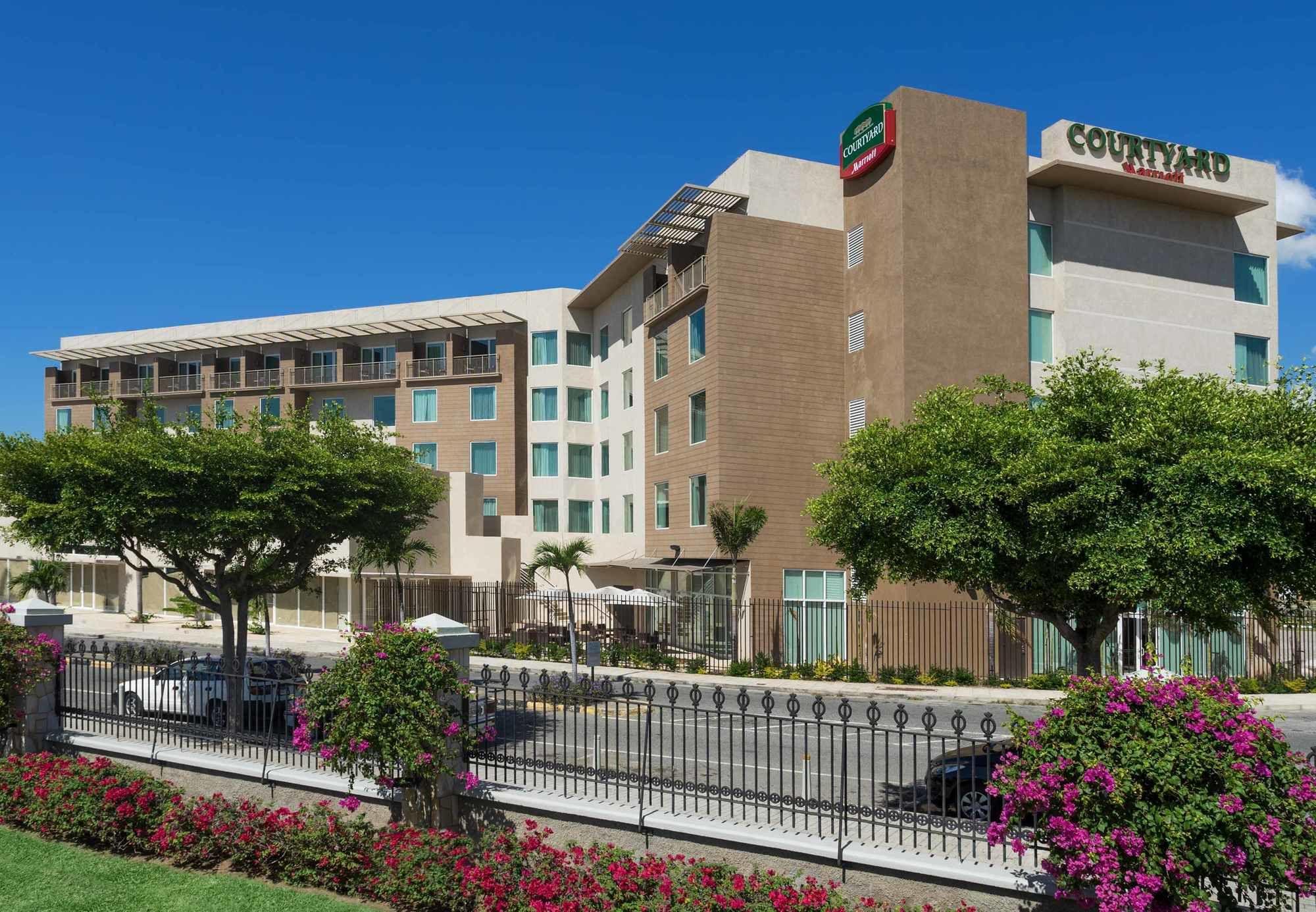 Готель Courtyard By Marriott Kingston, Jamaica Екстер'єр фото