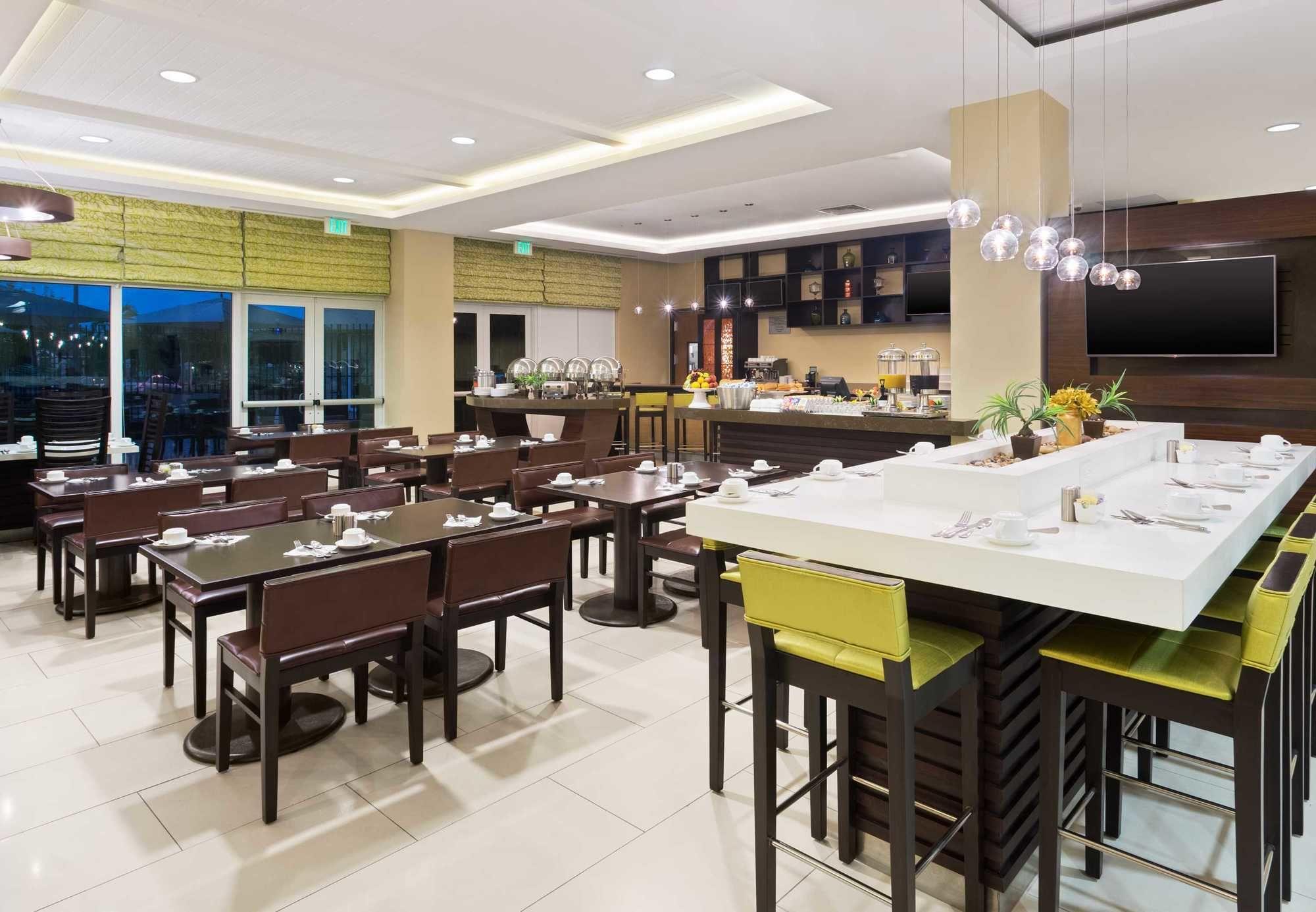 Готель Courtyard By Marriott Kingston, Jamaica Екстер'єр фото