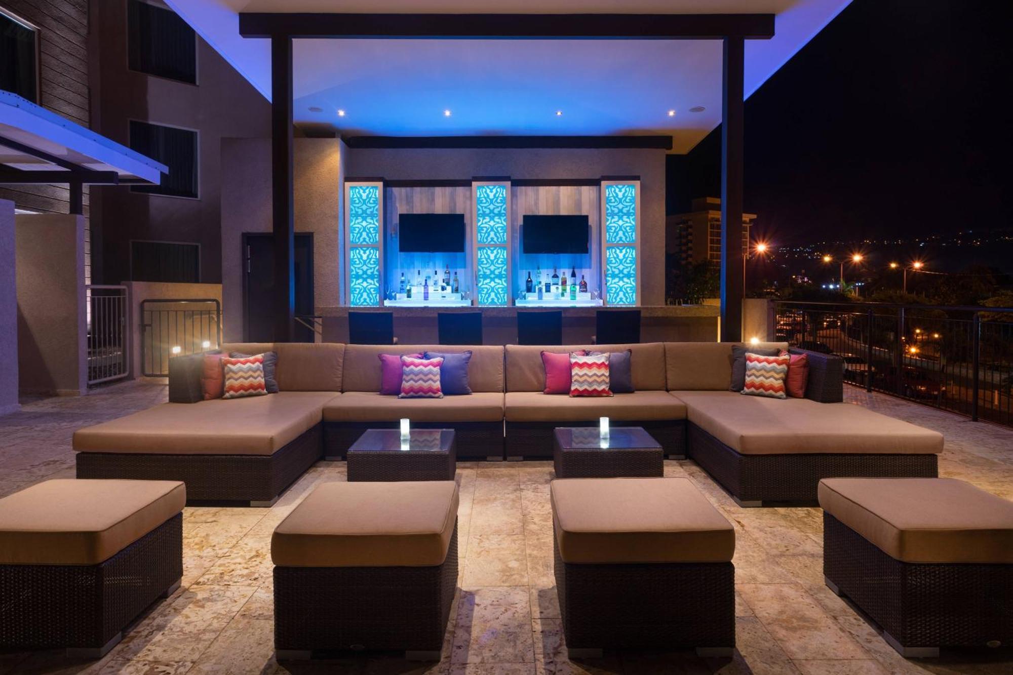 Готель Courtyard By Marriott Kingston, Jamaica Екстер'єр фото