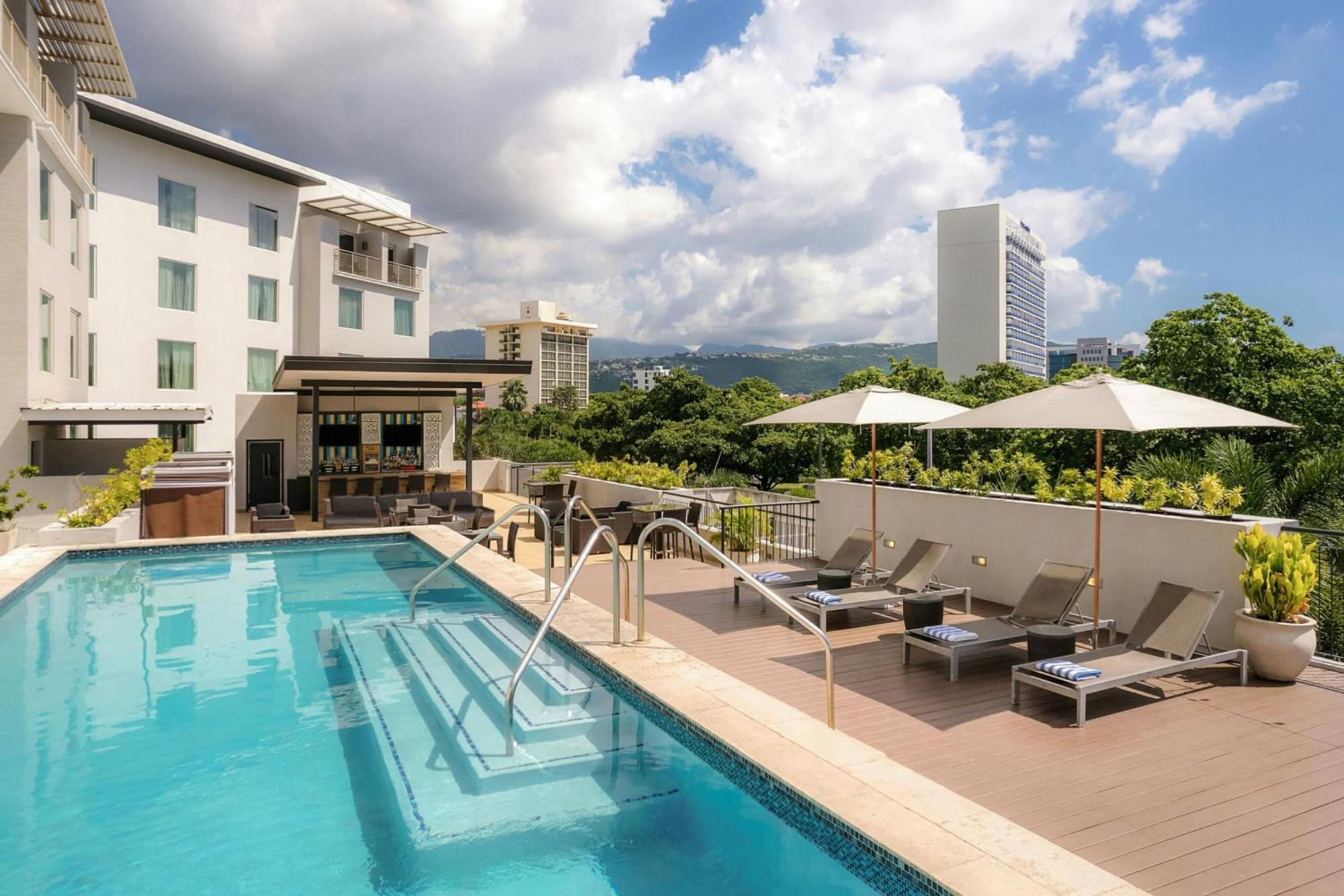 Готель Courtyard By Marriott Kingston, Jamaica Екстер'єр фото