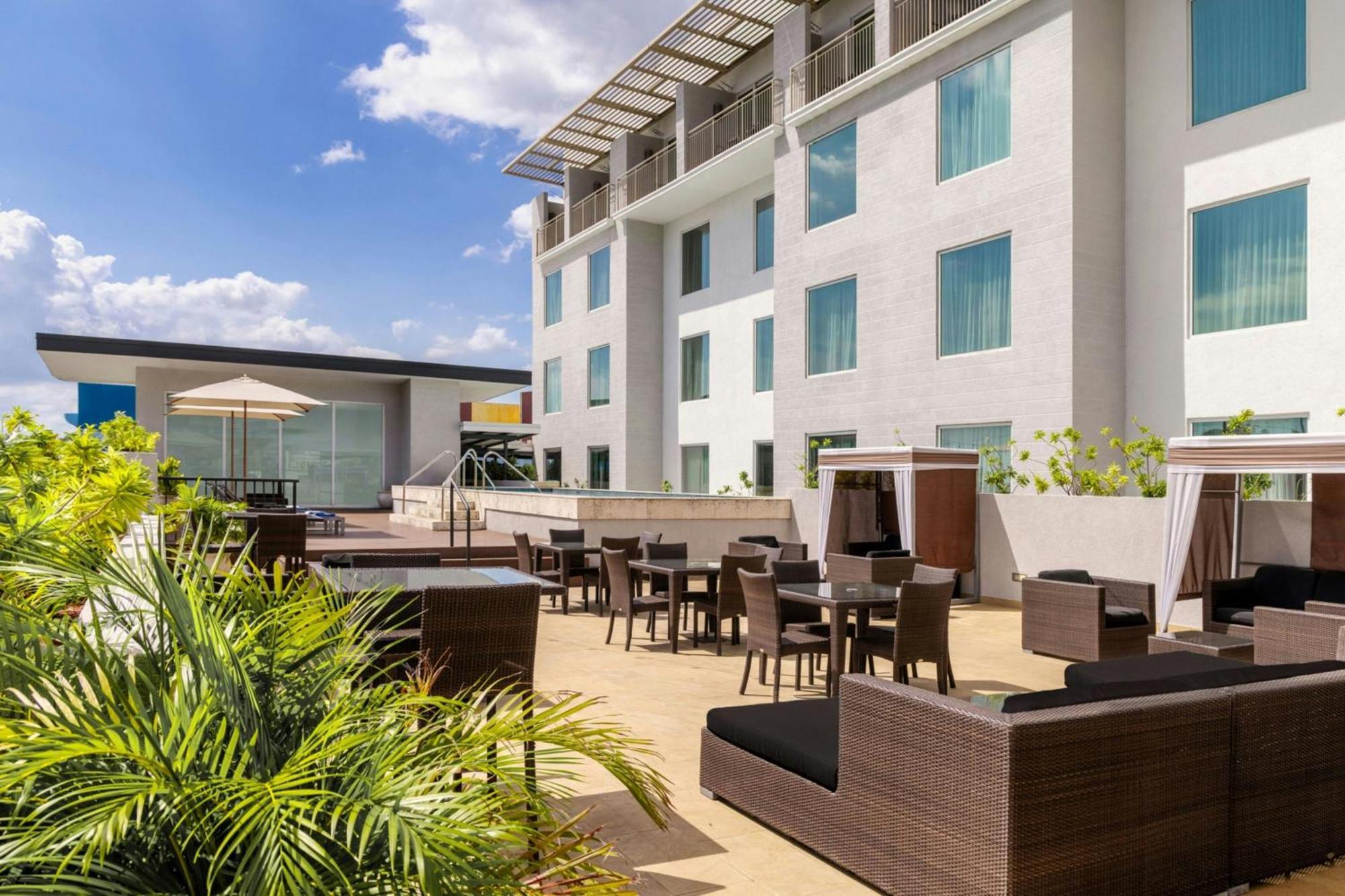 Готель Courtyard By Marriott Kingston, Jamaica Екстер'єр фото