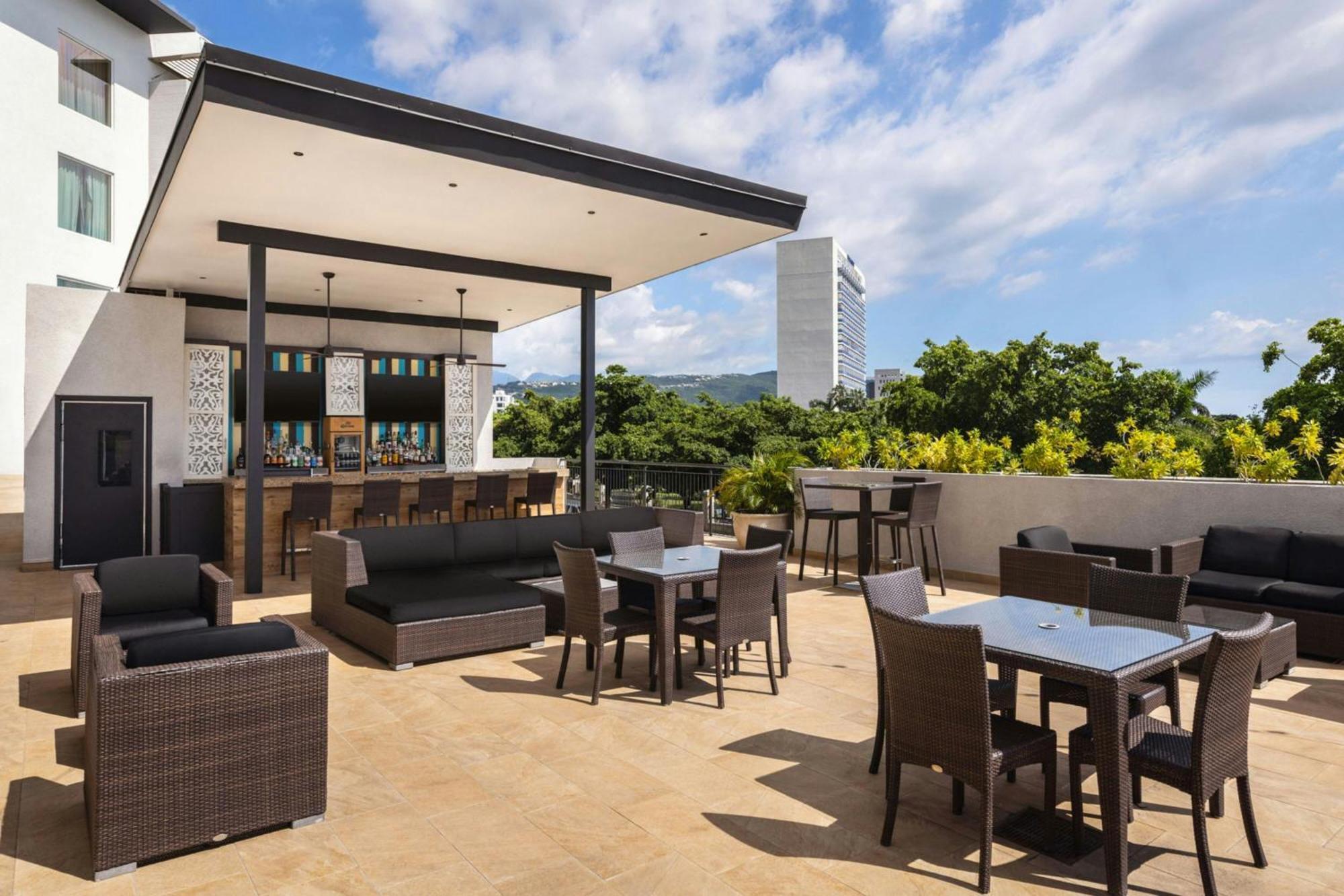 Готель Courtyard By Marriott Kingston, Jamaica Екстер'єр фото