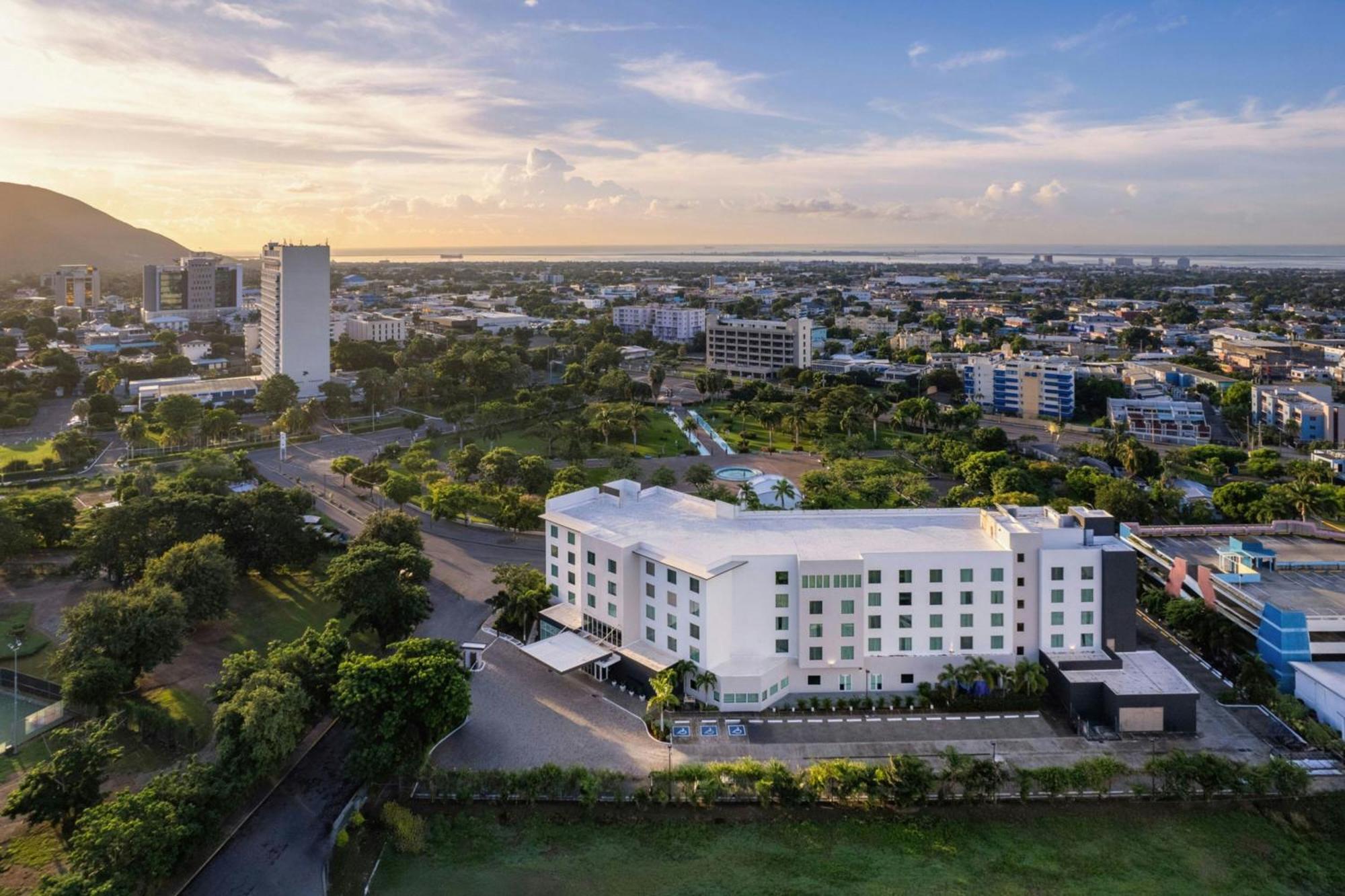 Готель Courtyard By Marriott Kingston, Jamaica Екстер'єр фото