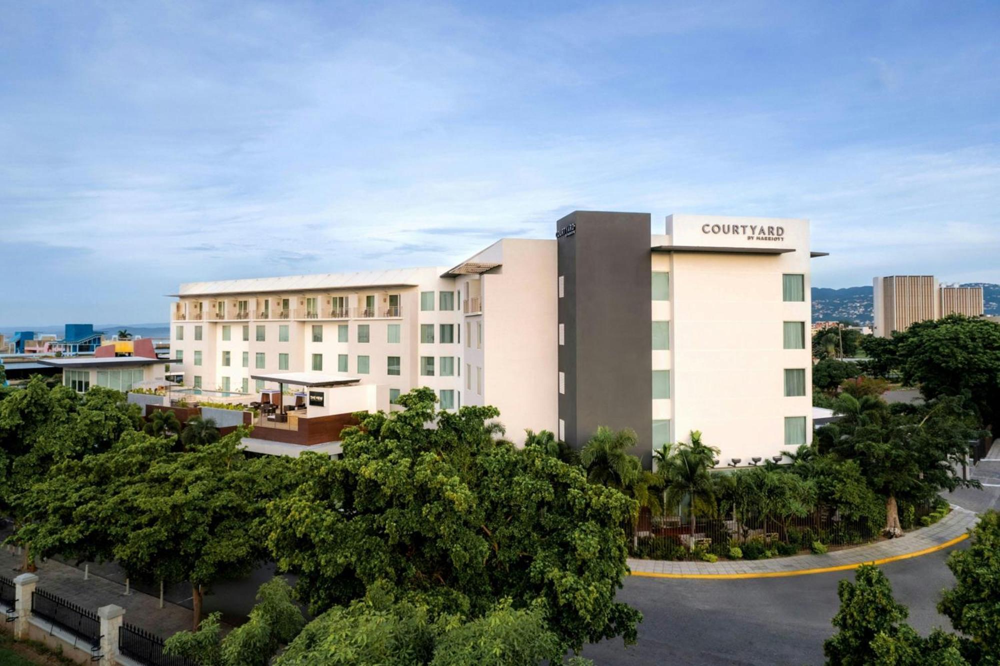 Готель Courtyard By Marriott Kingston, Jamaica Екстер'єр фото