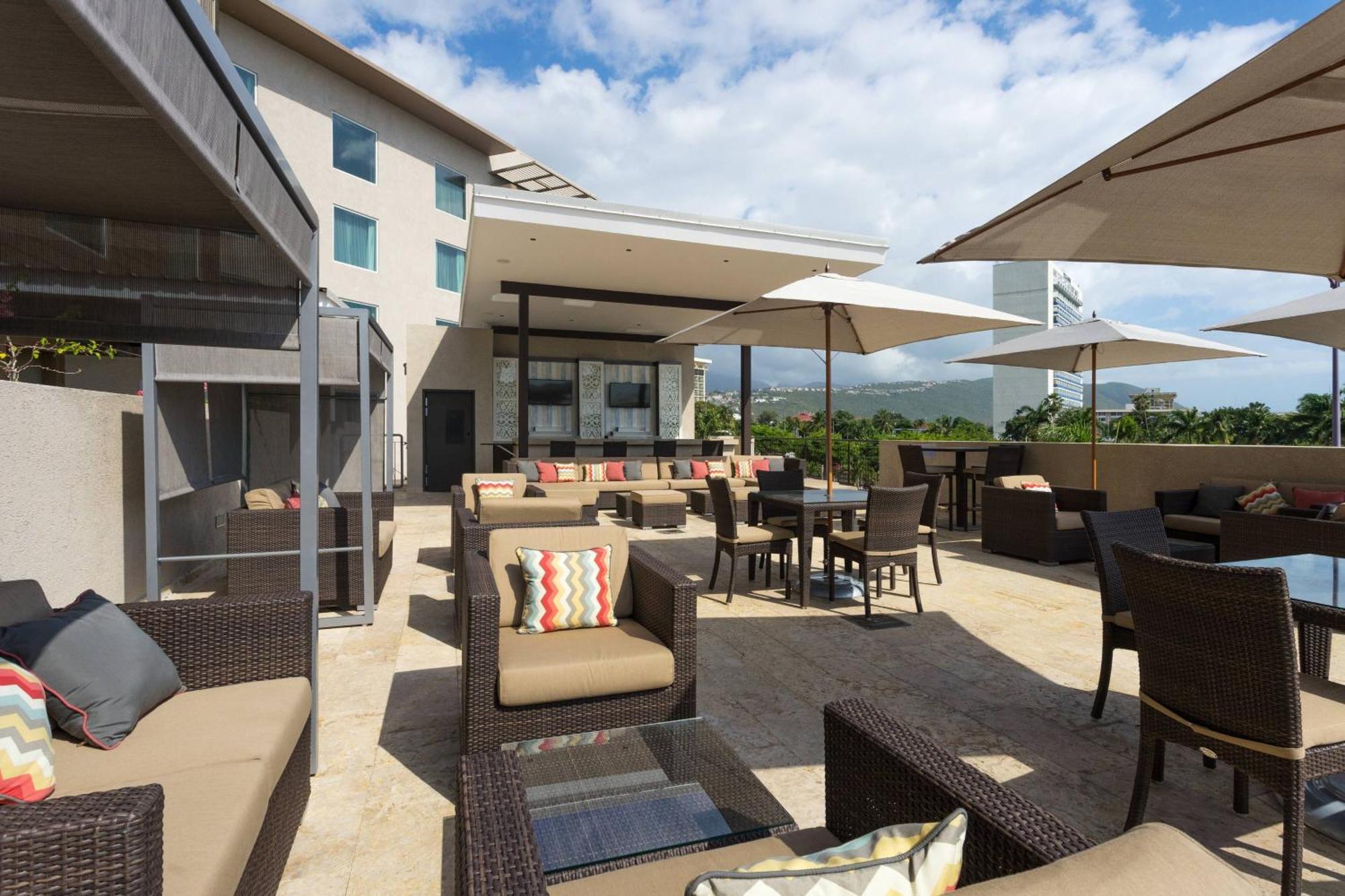 Готель Courtyard By Marriott Kingston, Jamaica Екстер'єр фото