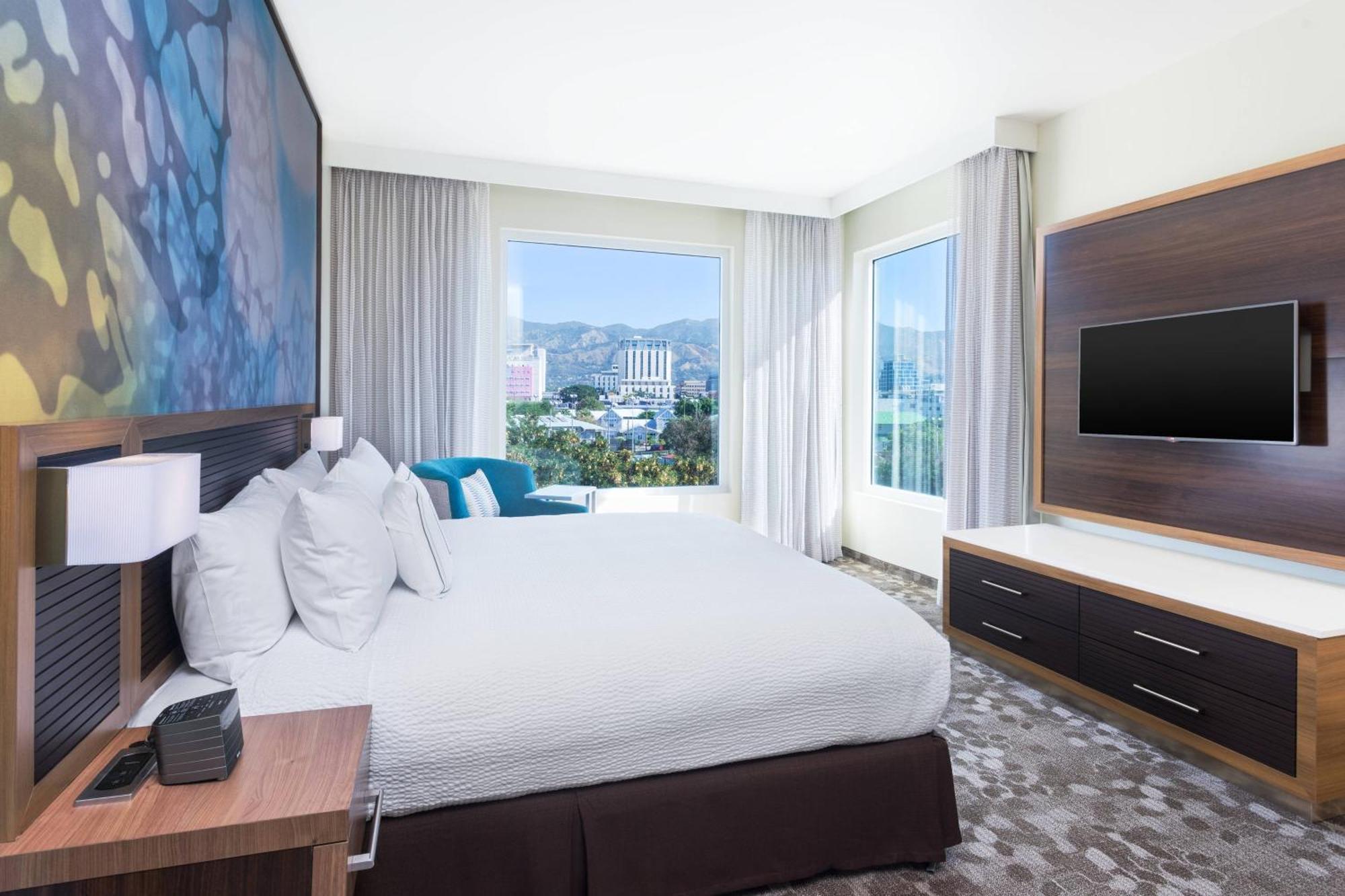 Готель Courtyard By Marriott Kingston, Jamaica Екстер'єр фото