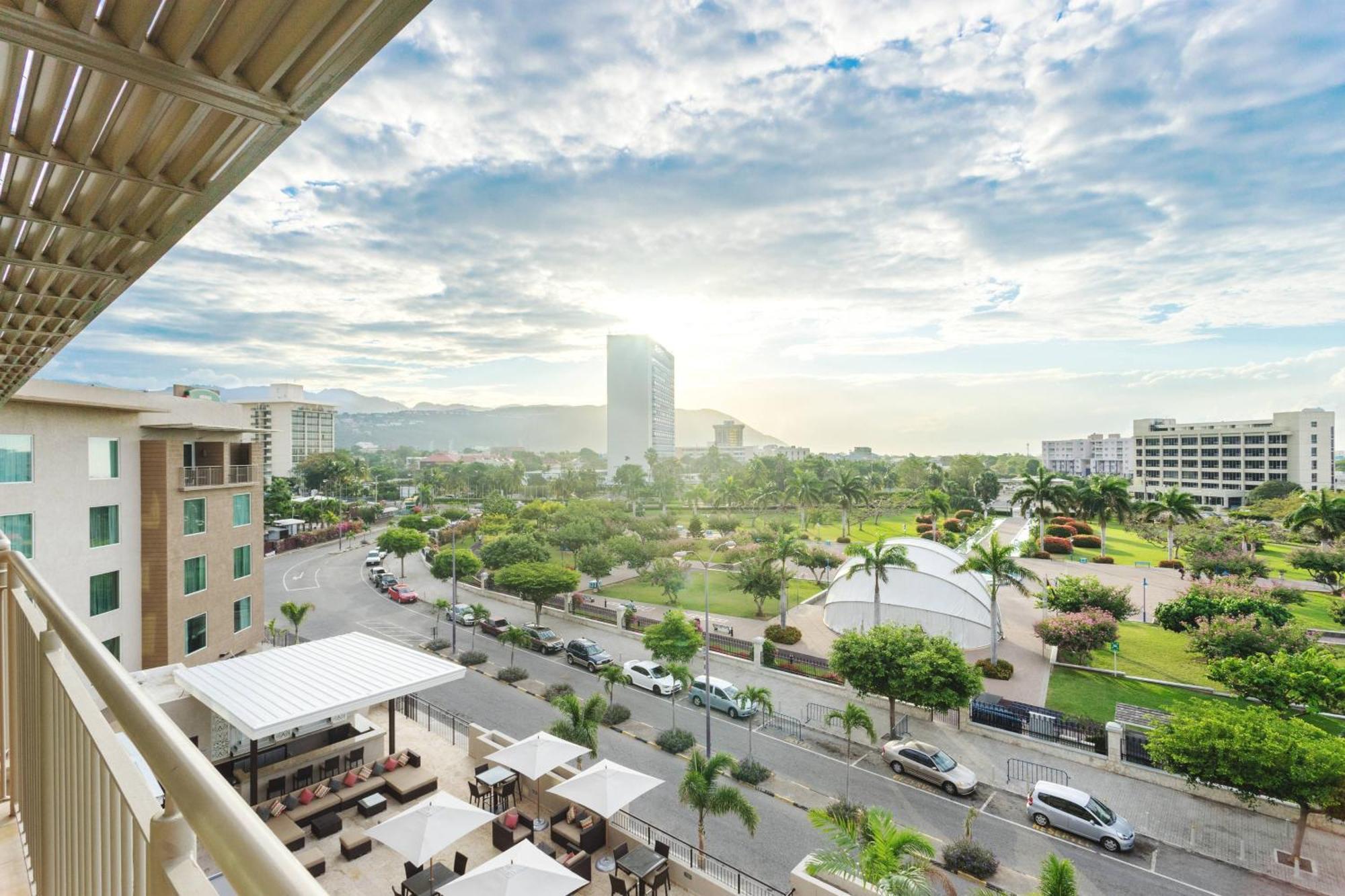 Готель Courtyard By Marriott Kingston, Jamaica Екстер'єр фото
